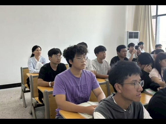 學院領導與2025級新生共聽“開學第一課”